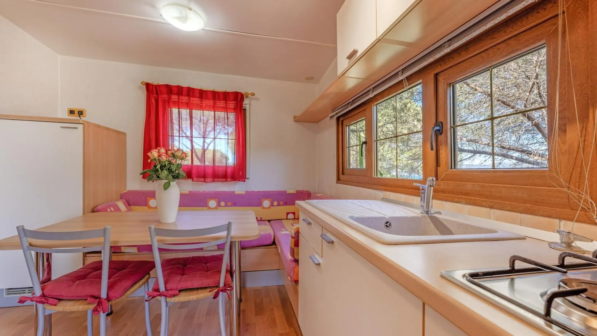 אתר קמפינג קאפוליברי Camping Bungalow Lido